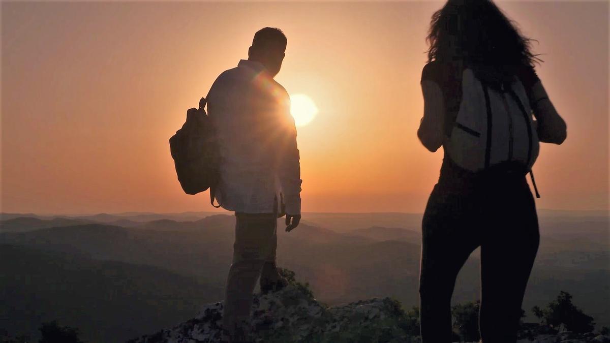 Los protagonistas del corto al sol del atardecer de Monesterio