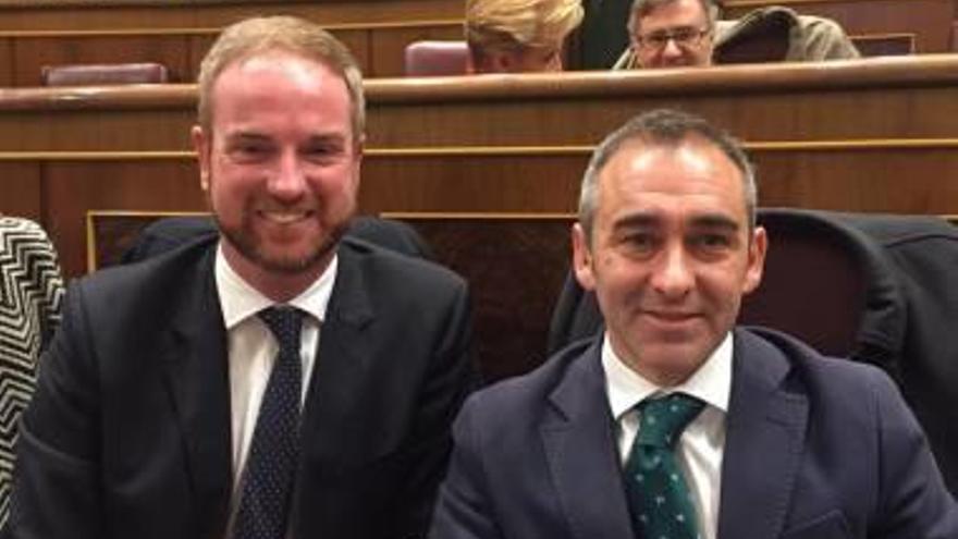 los parlamentarios en el pleno de constituciónLos diputados del PP Miguel Barrachina y Óscar Clavell f levante-emv El diputado socialista Artemi Rallo posa con el nuevo presidente del Congreso, Patxi López. f levante-emv El diputado de Ciudadanos Domingo Lorenzo en el hemiciclo f levante-emv La diputada Marta Sorlí, de Compromís pero adscrita al grupo de Podemos f levante-emv