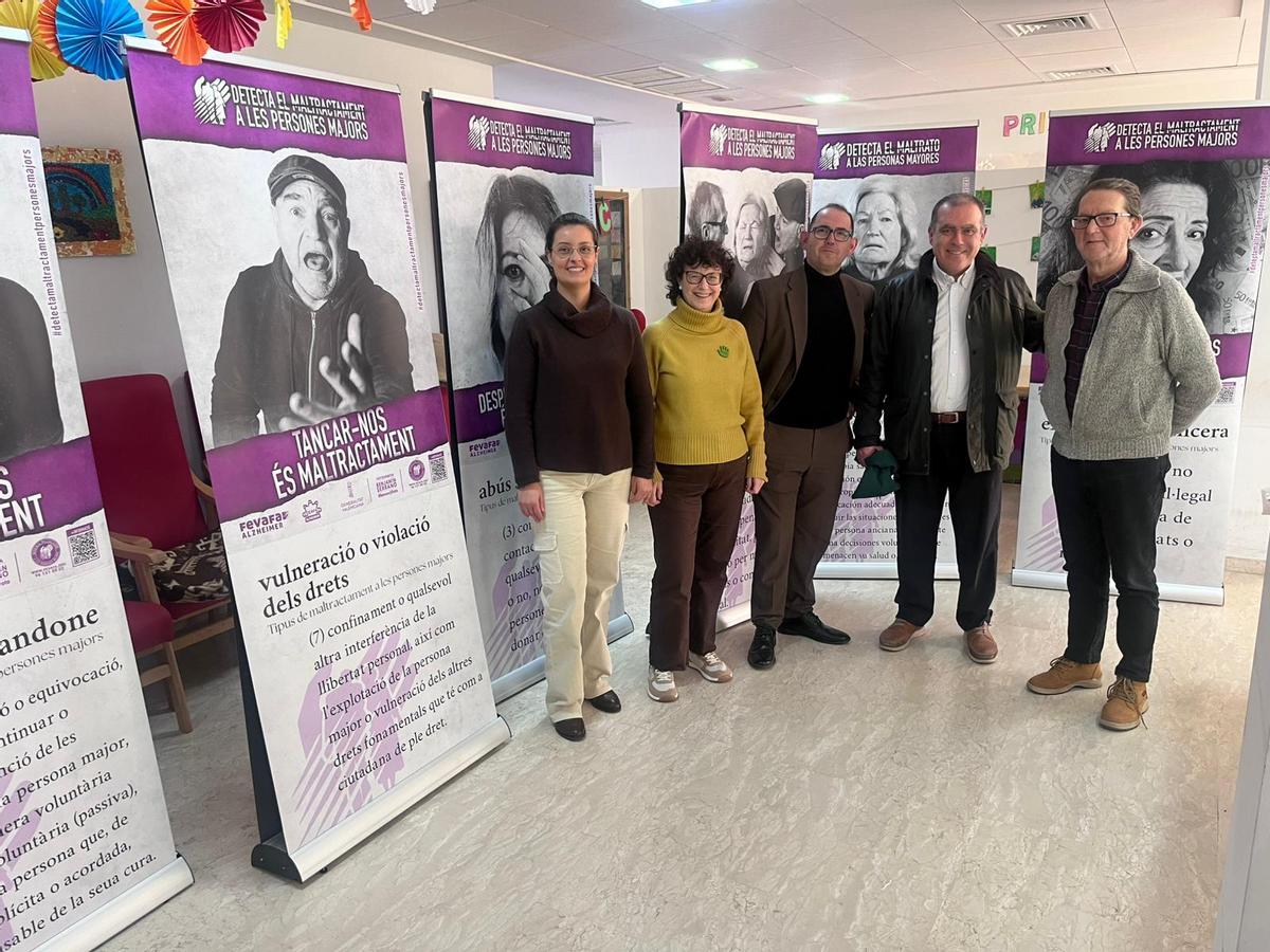 L’exposició, amb els organitzadors, a Canals