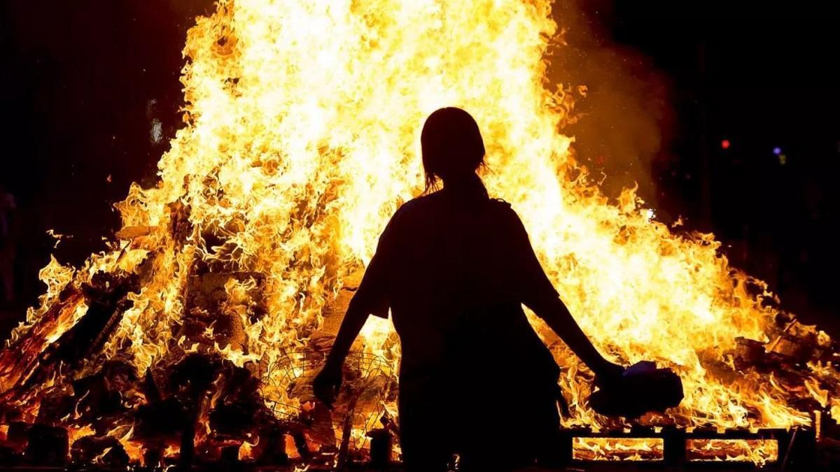 La silueta d'algú que gaudeix del foc de la revetlla