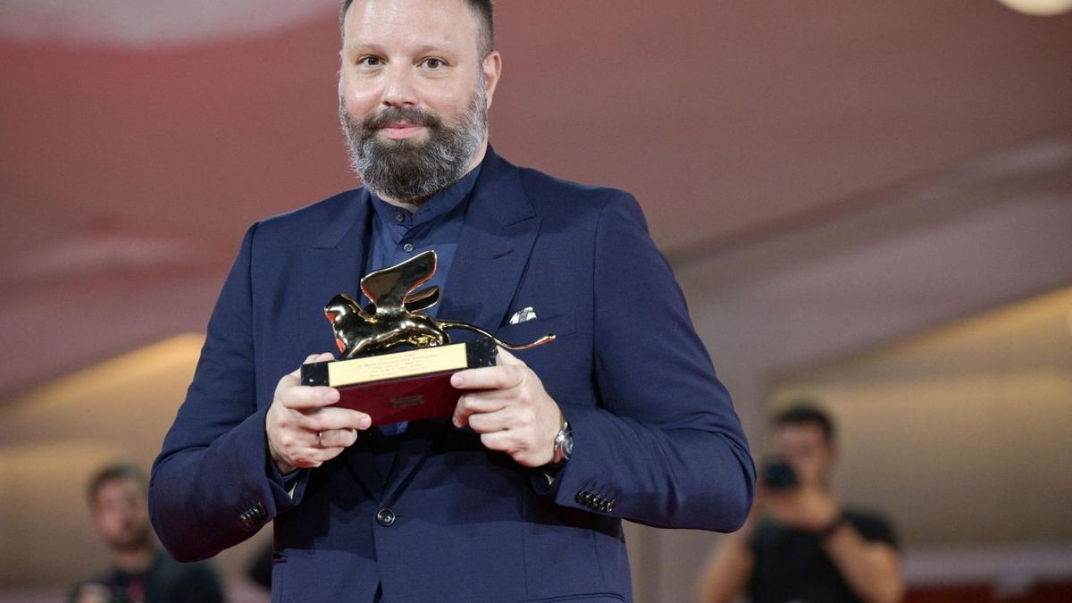 El cineasta Yorgos Lanthimos, ayer, con el León de Oro logrado en La Mostra por “Pobres criaturas”. |   // ETTORE FERRARI /EFE