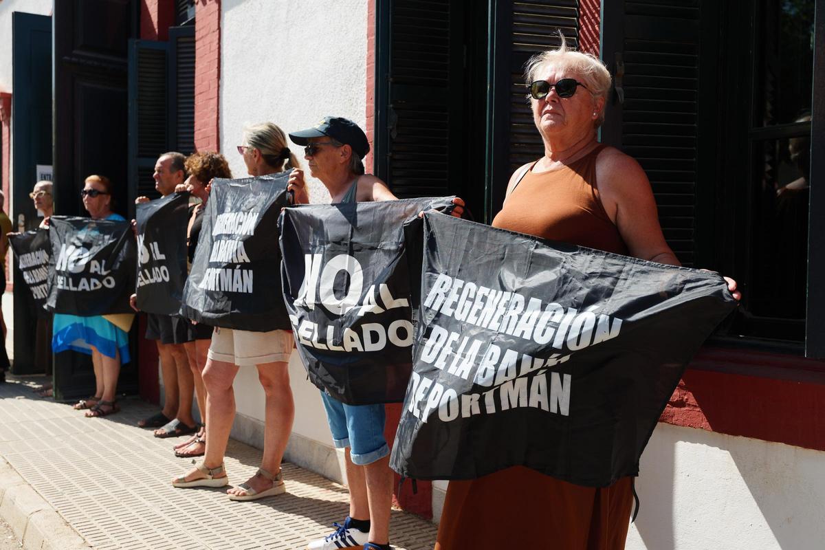 Vecinos de Portmán aprovecharon la visita del delegado del Gobierno y la comisionada del Ciclo del Agua a Llano del Beal para hacerles llegar sus demandas contra el sellado de la bahía.