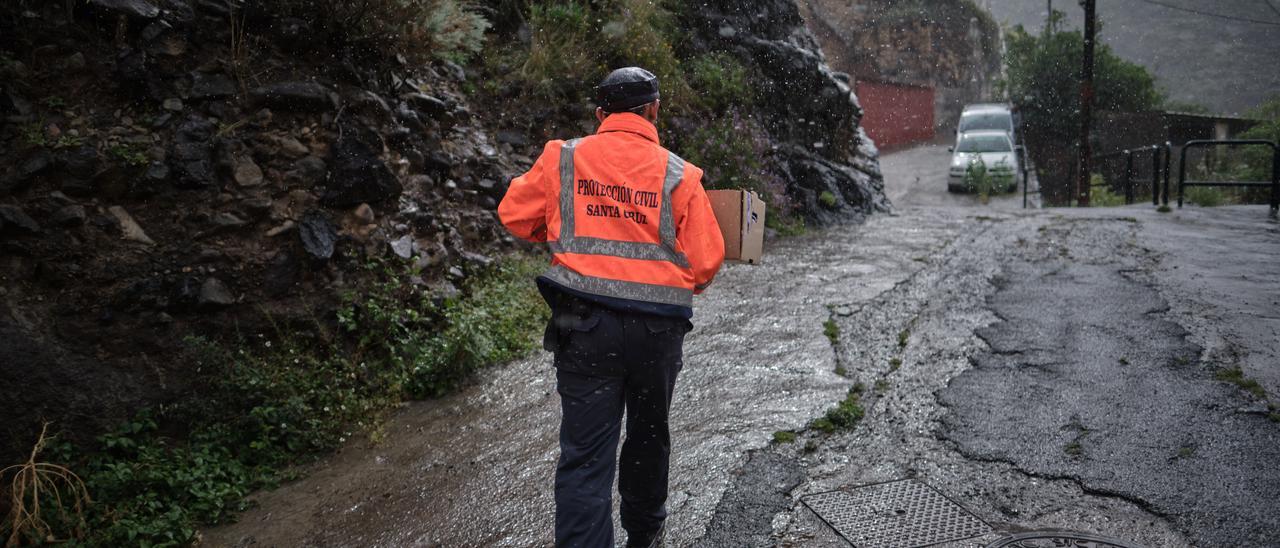 Un miembro de Protección Civil durante una riada.