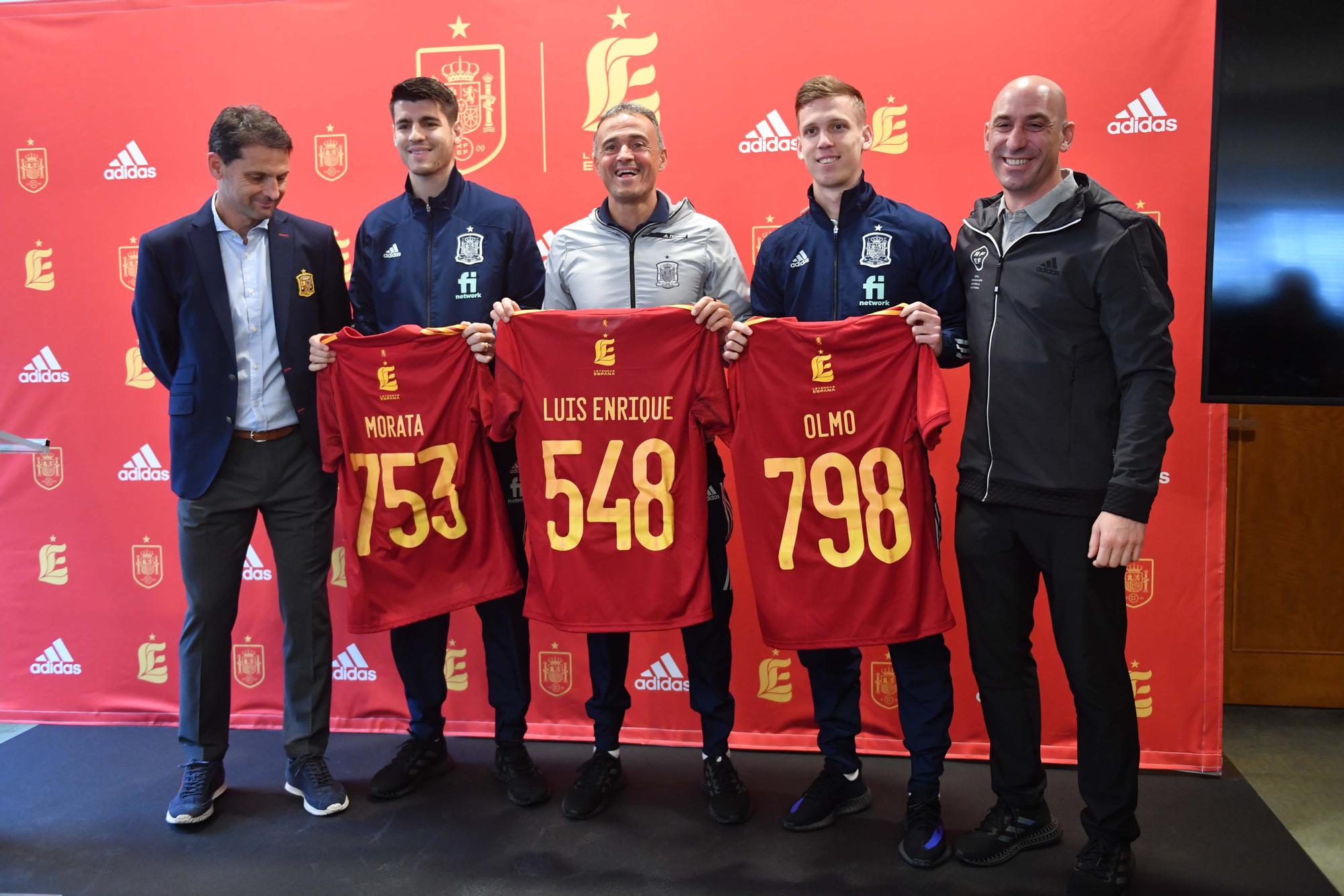 Reencuentro en A Coruña entre antiguos y actuales jugadores de la selección española de fútbol