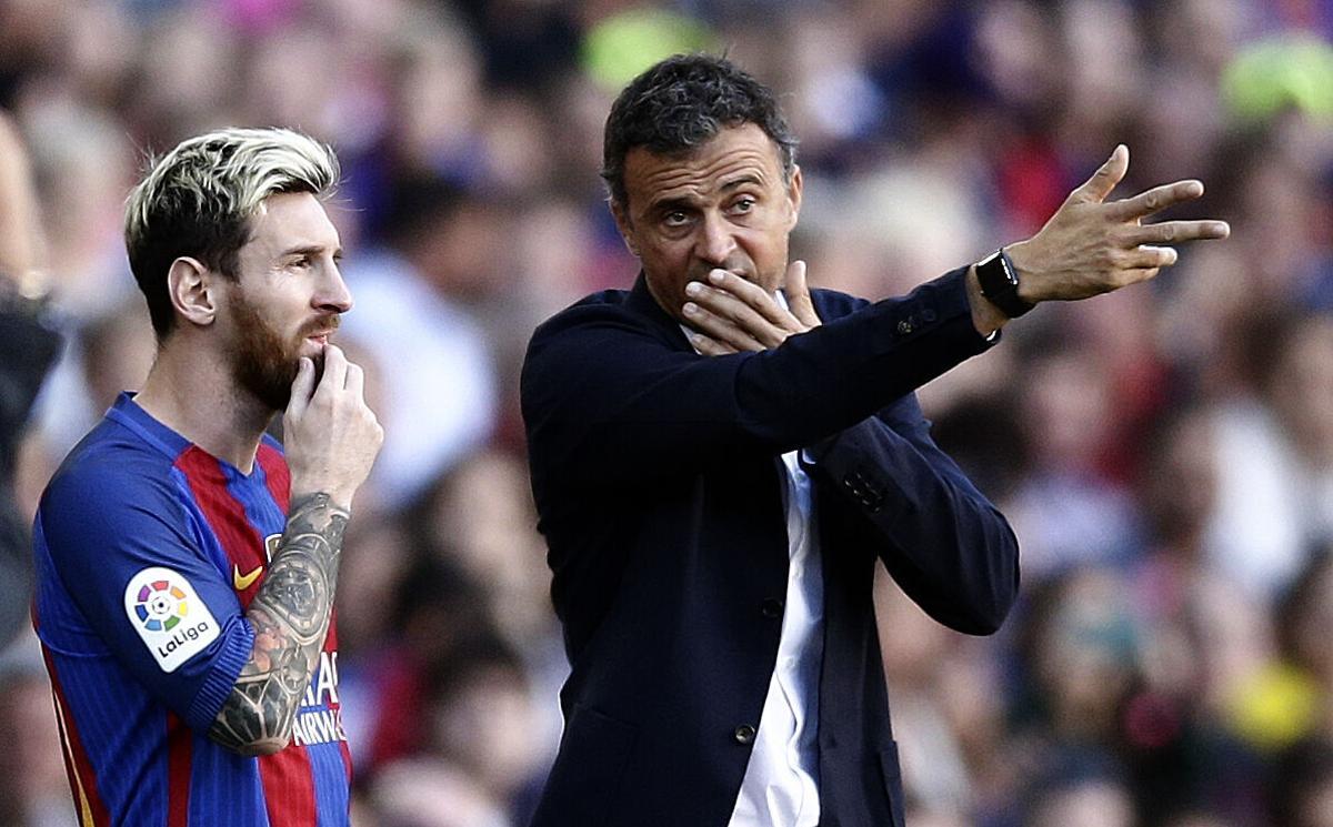 FC Barcelona's Lionel Messi, left, talks with his coach Luis Enrique during the Spanish La Liga soccer match between FC Barcelona and Deportivo Coruna at the Camp Nou in Barcelona, Spain, Saturday, Oct. 15, 2016. (AP Photo/Manu Fernandez)