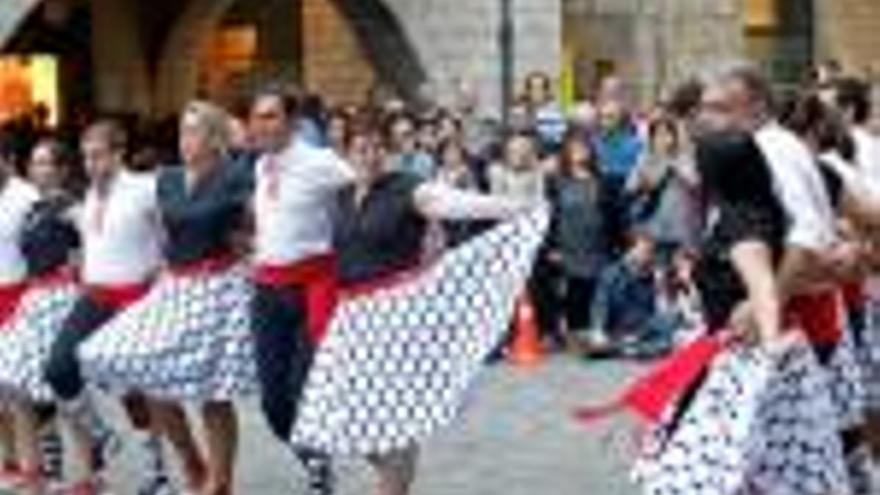 Plaça del Vi El ball de gitanes de Montmeló captiva els gironins