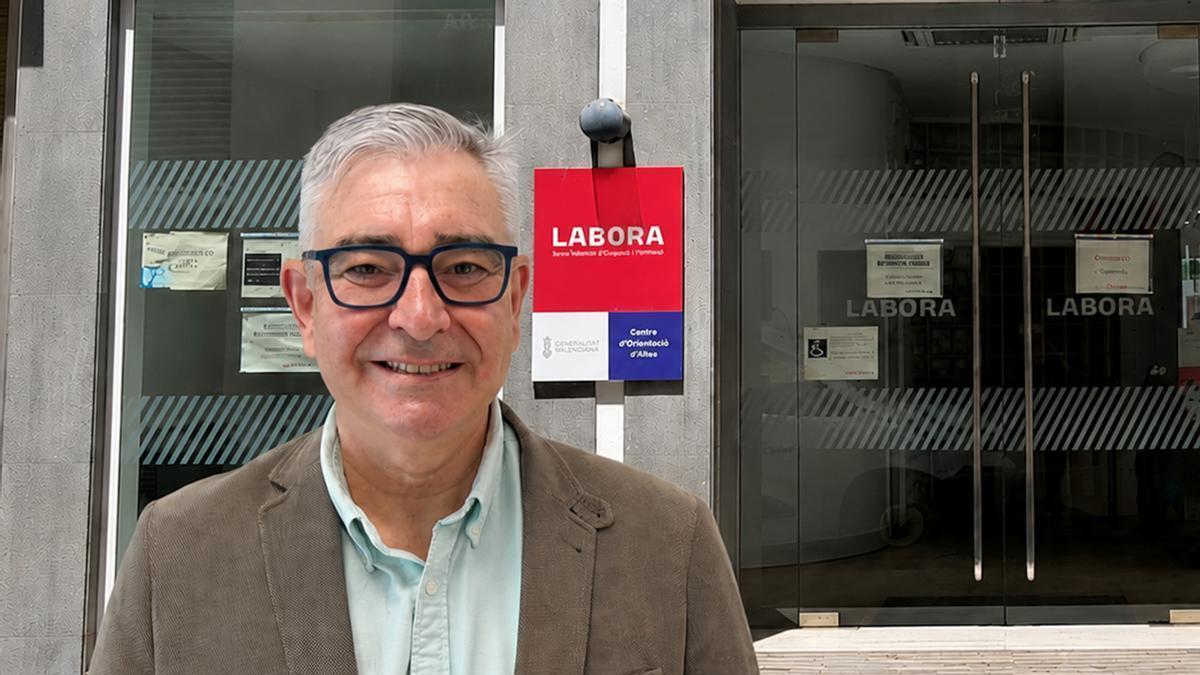 El concejal de Fomento de Empleo, José María Borja, frente a las oficinas de Labora en Altea.