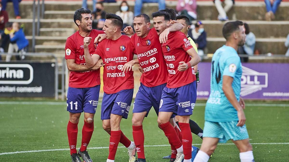 Els jugadors de l&#039;Olot fent pinya després del gol d&#039;Alan Baró.