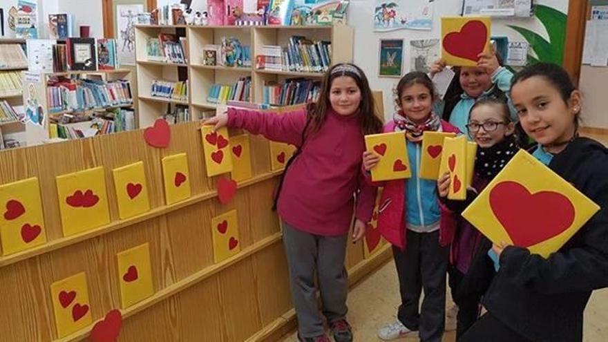 La biblioteca de la Vall anima a los niños a leer con una «cita a ciegas»