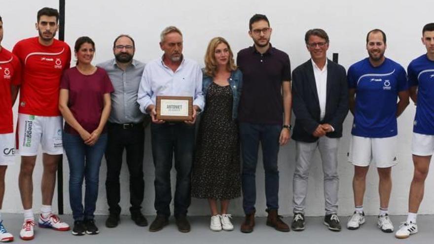 Pilotaris, familiares y autoridades, en el homenaje a Antoniet de Xeresa el pasado miércoles.