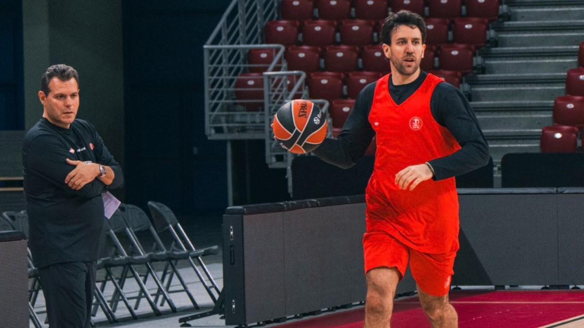 Vasilije Micic junto a su entrenador, Dimitris Itoudis