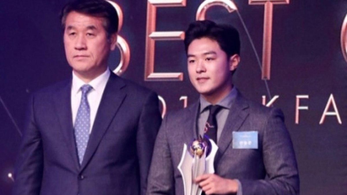 El hermano del jugador, Seung Joon Lee, recogió el trofeo
