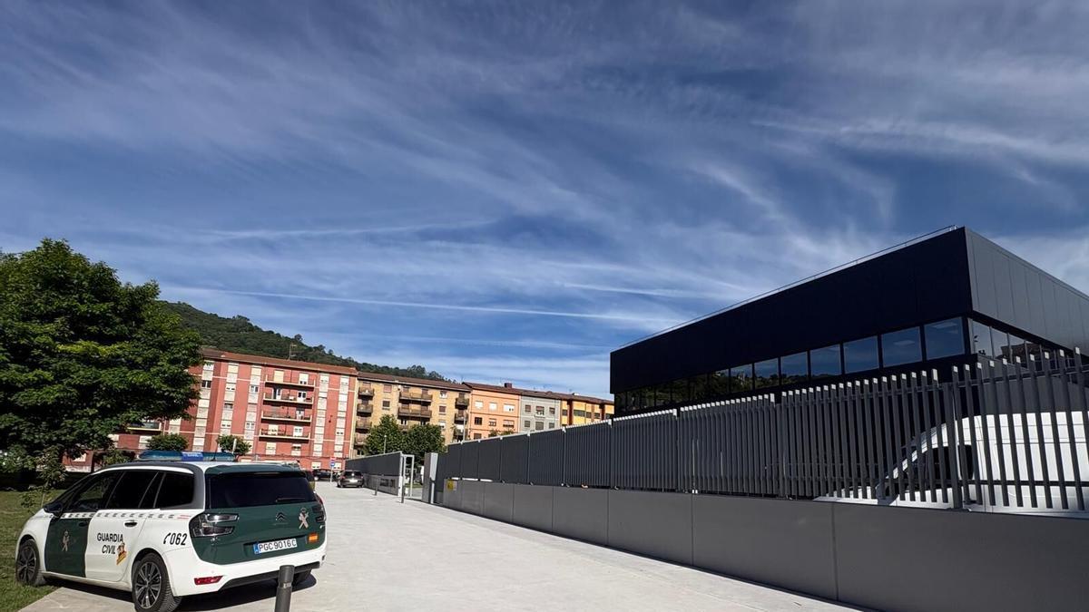 El nuevo cuartel de Mieres, visto desde la calle Siero. A la derecha, la entrada a las dependencias actuales de la calle Alfonso Camín.