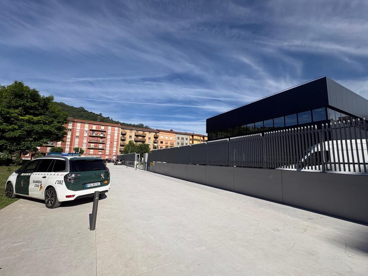 El nuevo cuartel de Mieres, visto desde la calle Siero. A la derecha, la entrada a las dependencias actuales de la calle Alfonso Camín.