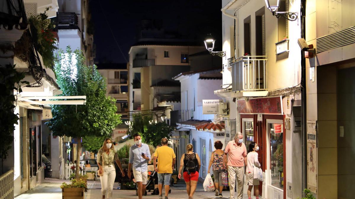 Vecinos pasean por una calle de San Pedro.