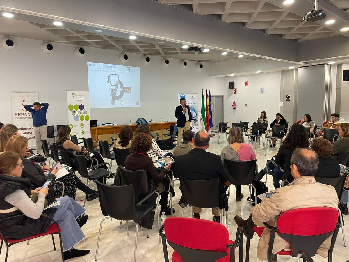 Asistentes en la presentación del equipo, con la participación de Entorno Activo.