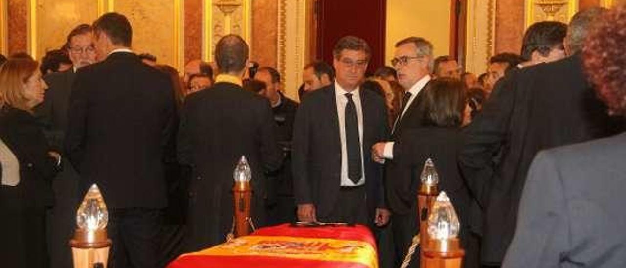 Ignacio Prendes, en la capilla ardiente, acompañado de José Manuel Villegas; a la izquierda, Rajoy departiendo con Pedro Sánchez y Ana Pastor.