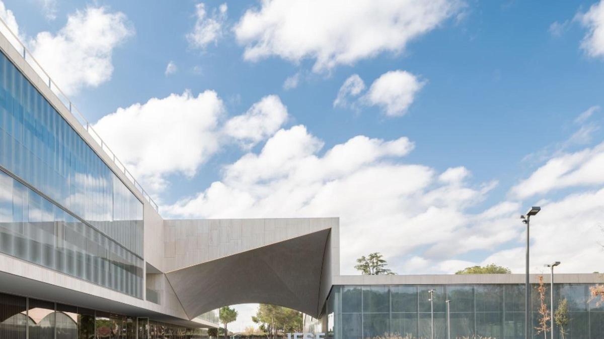 Almeida recalifica terrenos del IESE en Madrid y abre la puerta a triplicar su edificabilidad