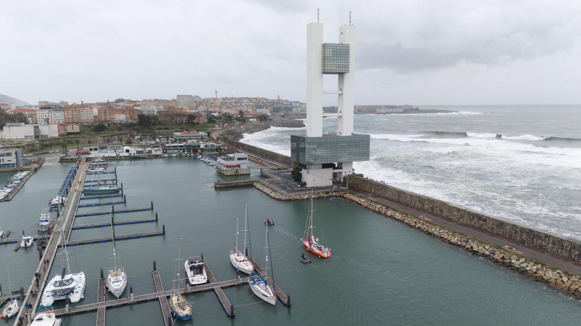 Una colisión entre un coche patrulla de la Policía Nacional y un turismo se  salda con un herido - La Opinión de A Coruña