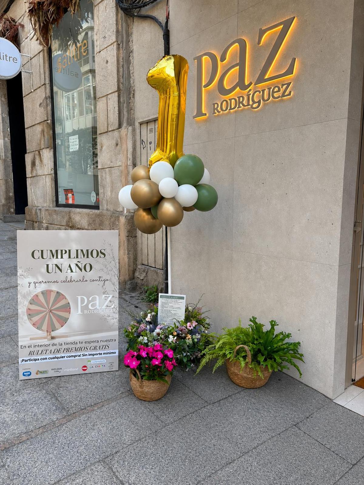 Decoración en la entrada de la tienda por su aniversario.