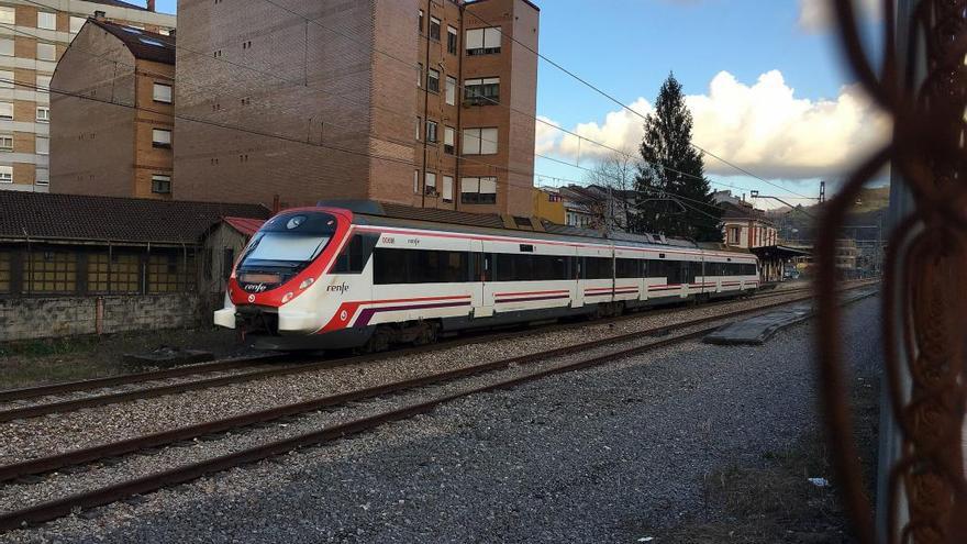 Un tren de Renfe en el apeadero de Langreo.