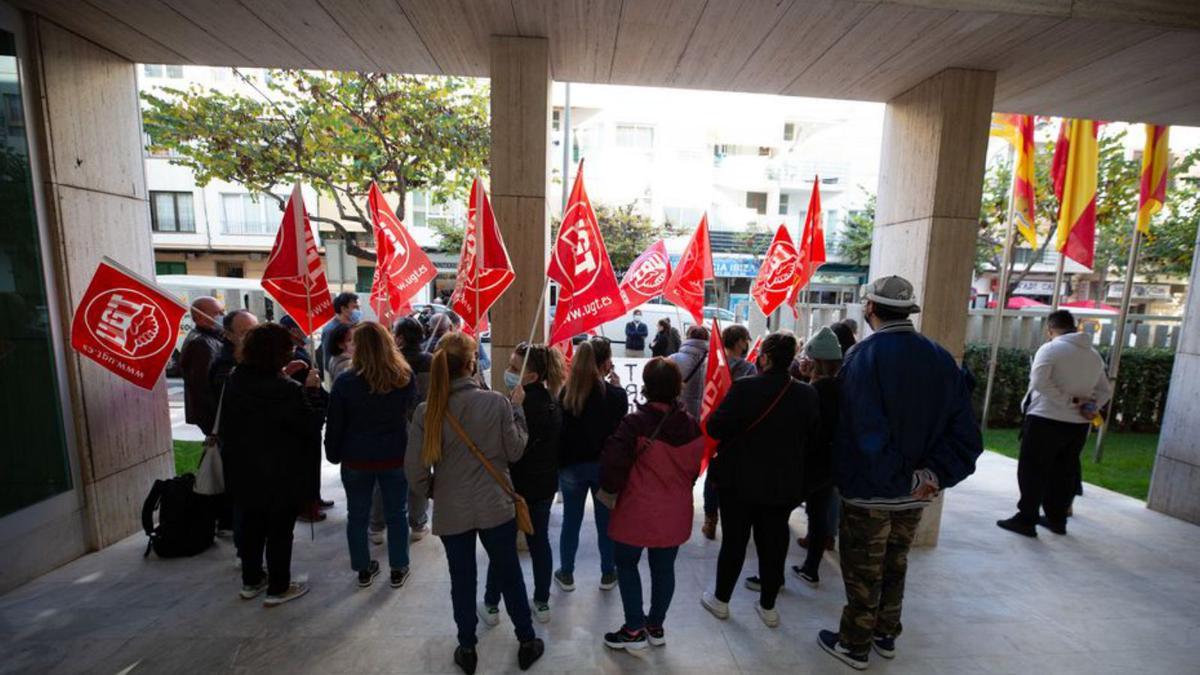 El vicepresidente del Consell, Mariano Juan, dialogando con una trabajadora y con el secretario general de la UGT en las Pitiusas, Fernando Fernández. 