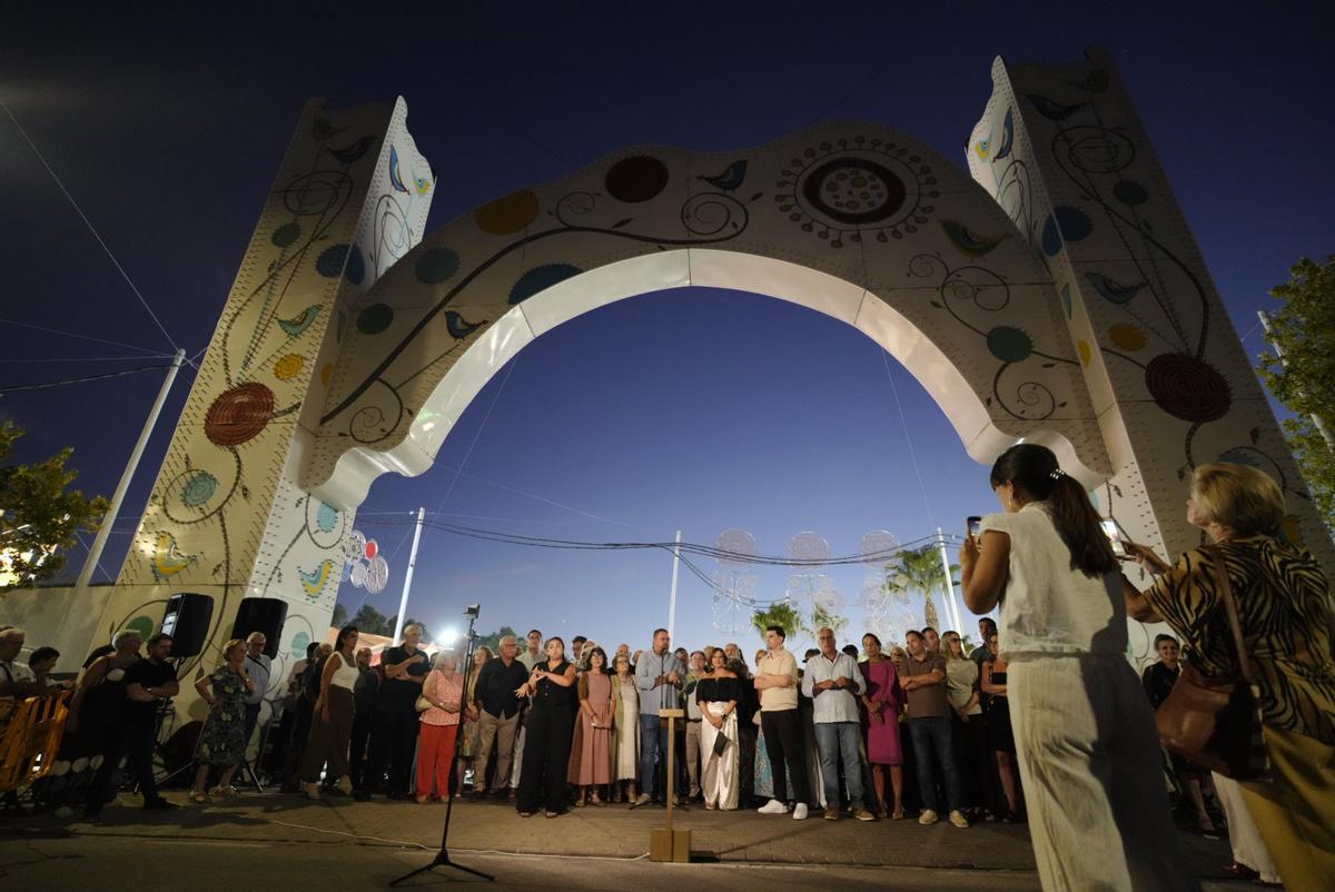Representantes del Consejo Local de Mayores, junto a miembros de la corporación municipal, instantes antes del encendido de la Feria de Mérida.