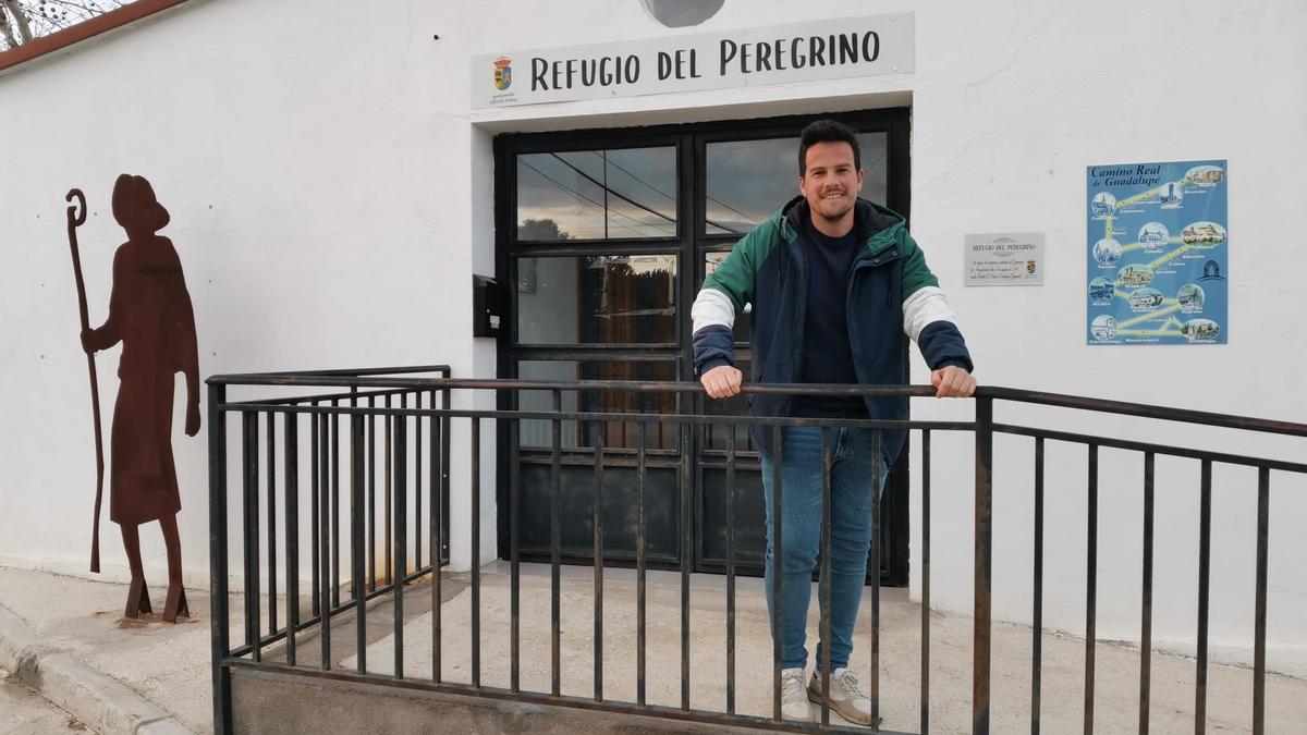 El alcalde de la localidad cacereña, Óscar Fernández, posa delante del albergue.