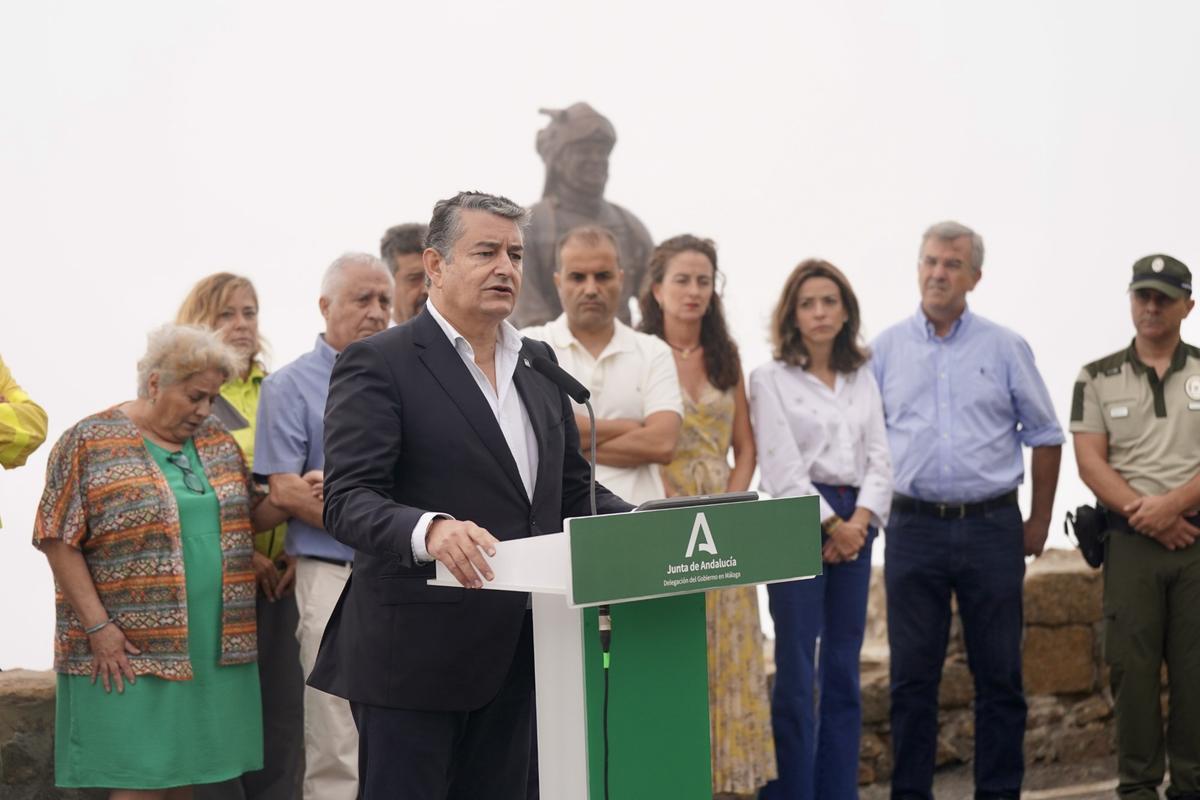 Antonio Sanz preside un homenaje al bombero fallecido en 2021 en el incendio de Sierra Bermeja