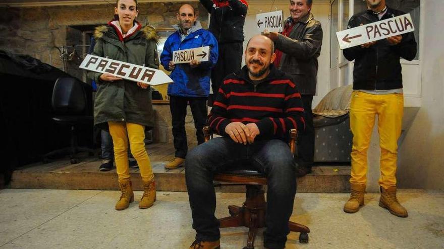 Eladio Ucha, junto a un grupo de sus compañeros de la Semana Santa de Paradela. // Iñaki Abella