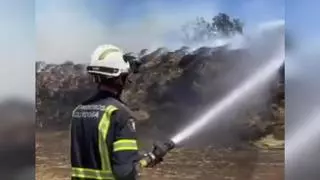 Un fuego devora un almiar de paja en la finca El Capricho en Córdoba