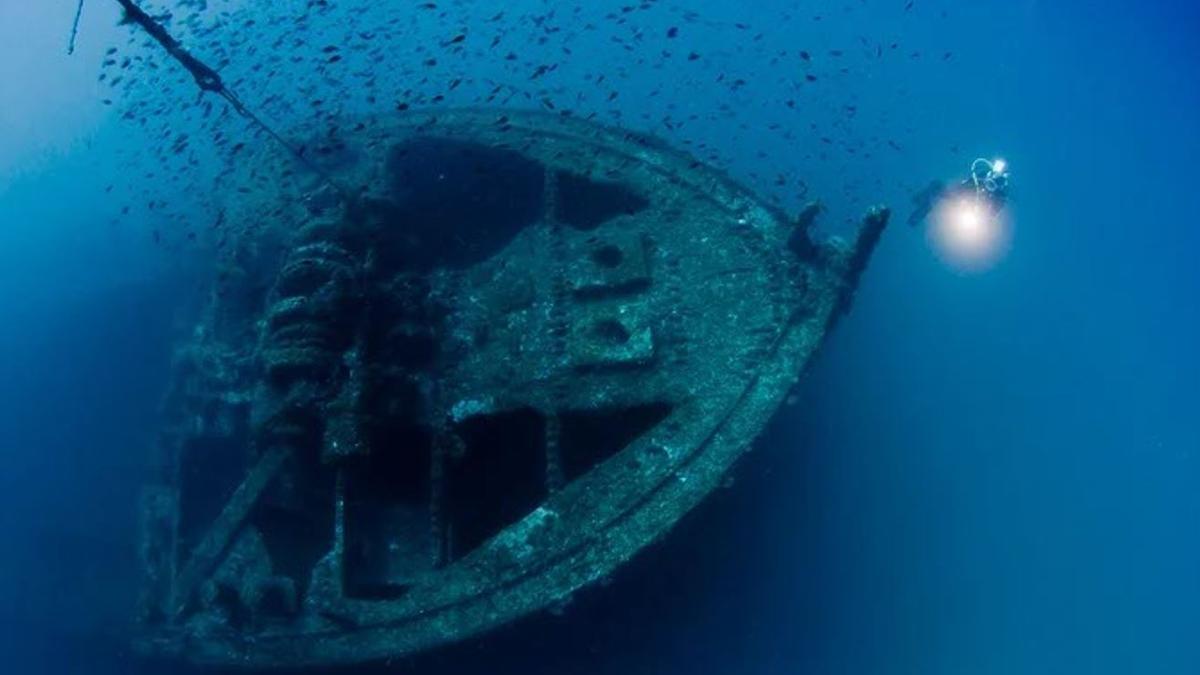 Submarinista visitando un pecio