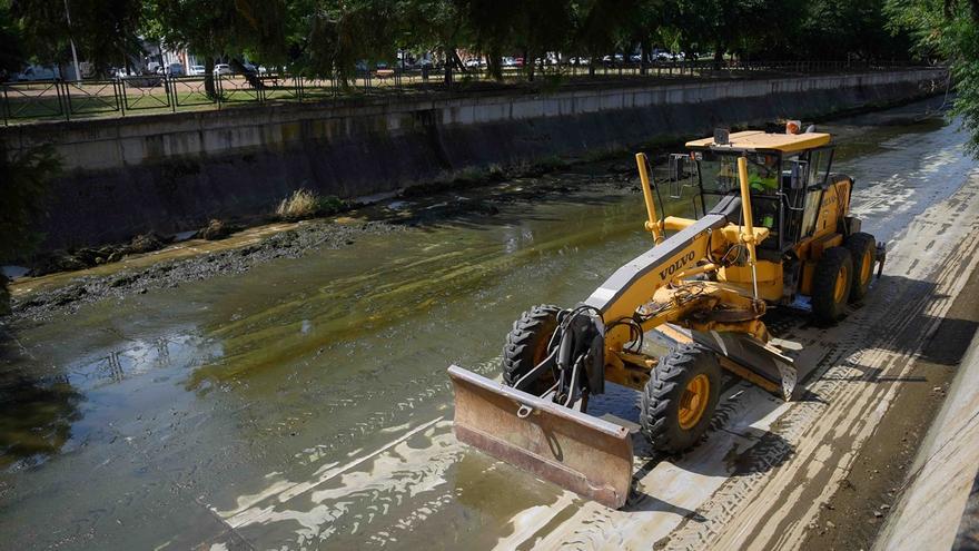 Limpieza del cauce del río Albarregas para evitar malos olores en Mérida