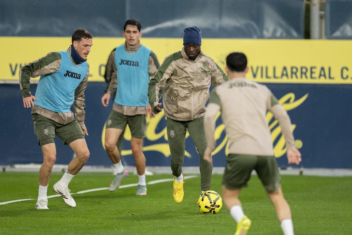 Rafa Marín (i), futbolista del Villarreal, en un entrenamiento junto a Nicolas Pepe.