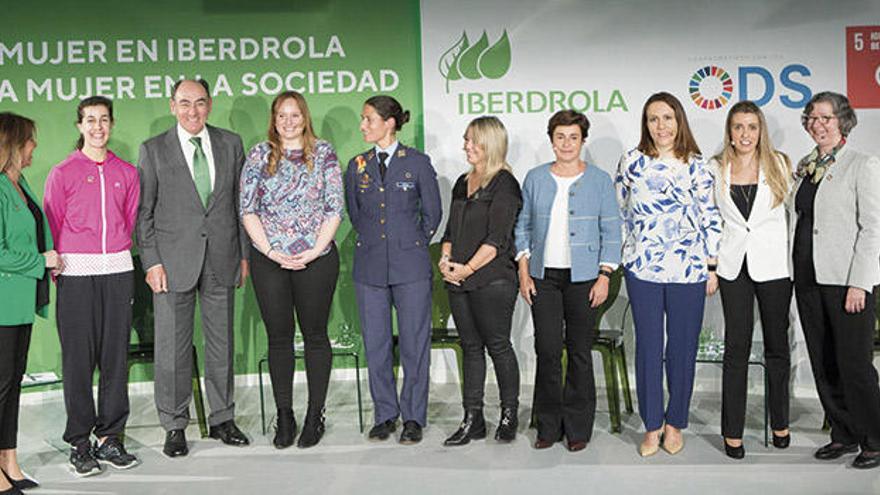 De izquierda a derecha, sin contar a la moderadora (de verde): Carolina Marín, Ignacio Galán, Itziar Lamikiz, Rocío González, Tamzin Townsend, Ángeles Santamaría, Nuria Soto, Stephanie Lozano e Inés Macho