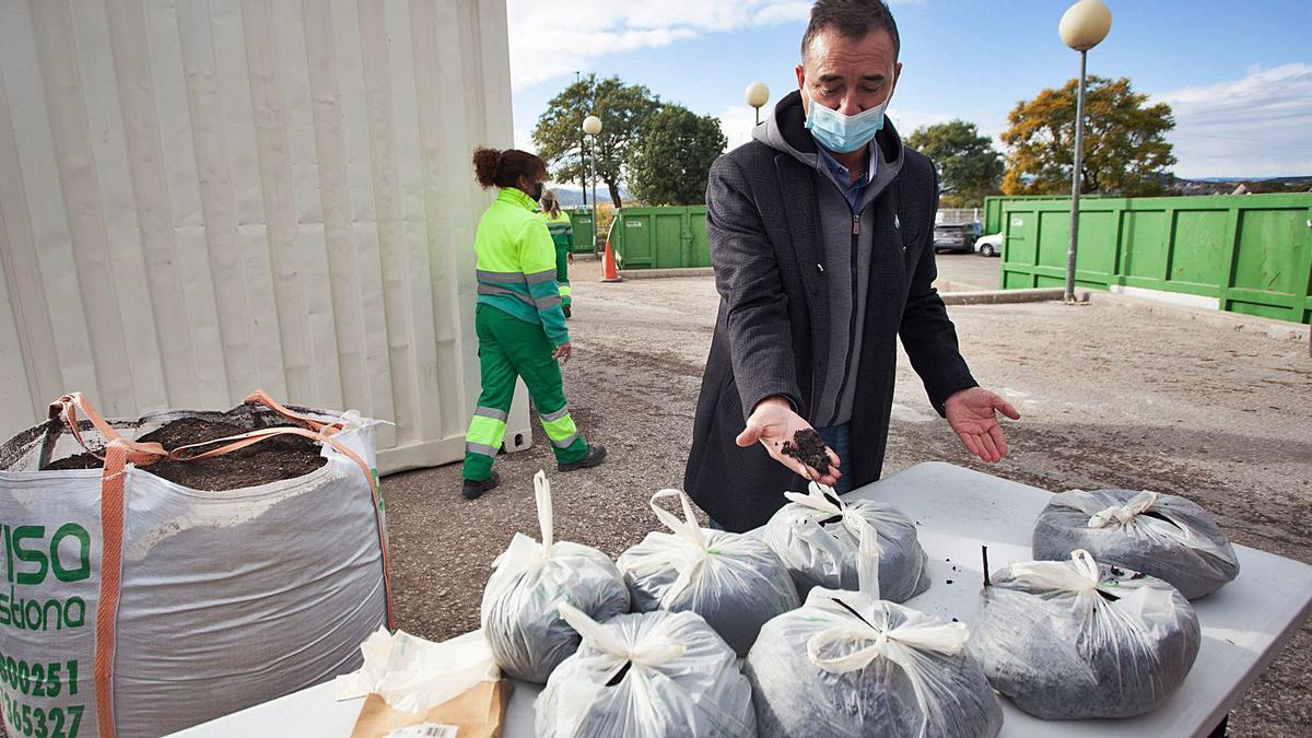 Raga muestra el compost de
alta calidad elaborado a 
partir de podas.  f.bustamante | F. BUSTAMANTE