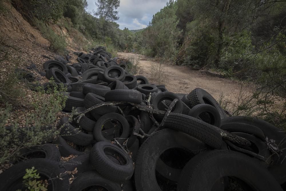 Troben 2.500 pneumàtics abandonats en un antic circuit de karts a Tossa