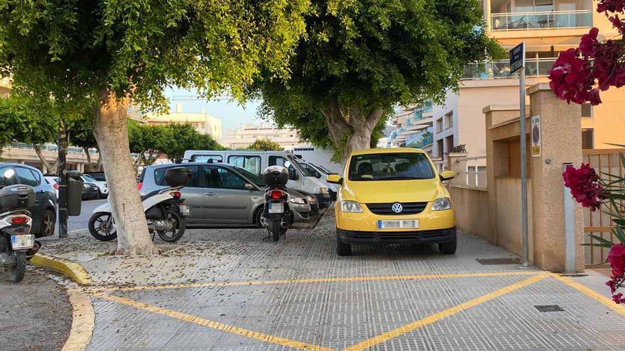 Galería: Suciedad y coches mal aparcados en las aceras en Platja d&#039;en Bossa