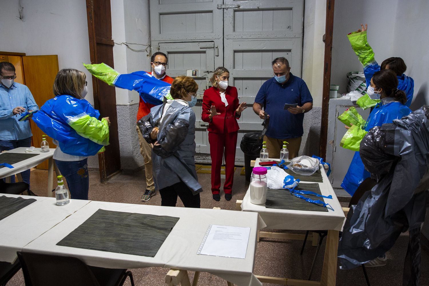 Entrega de alimentos en el convento de las Monjas de la Sangre