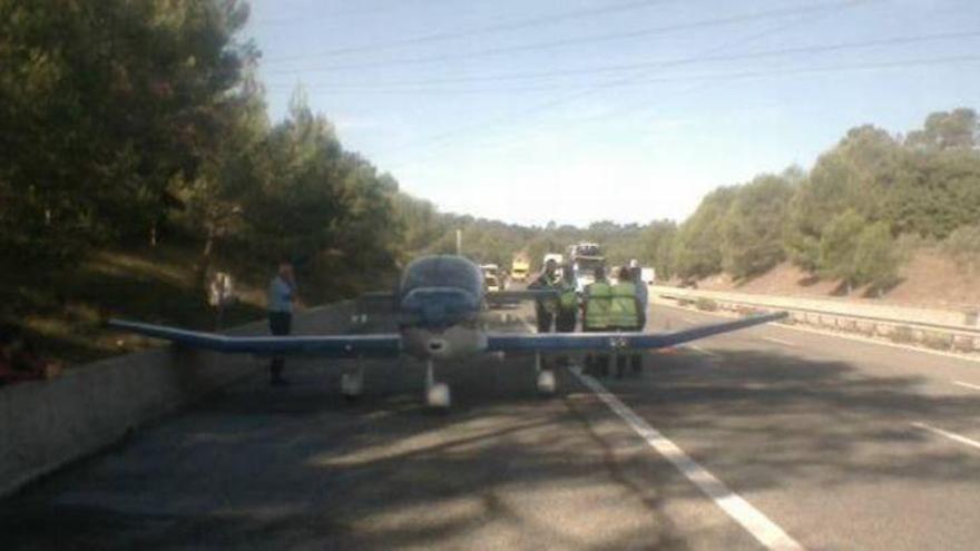 Una avioneta hace un aterrizaje de emergencia en una autopista en Francia