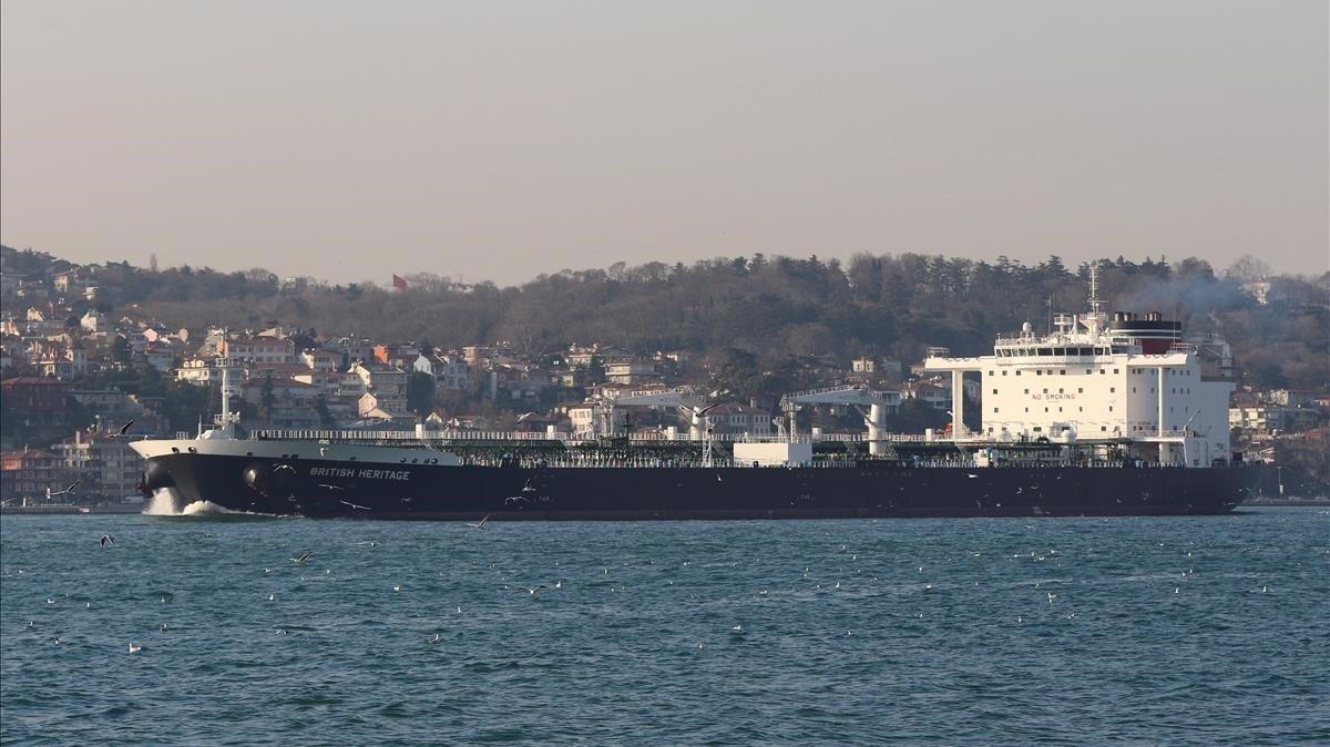 zentauroepp49023362 oil tanker british heritage sails in the bosphorus  on its w190711114608