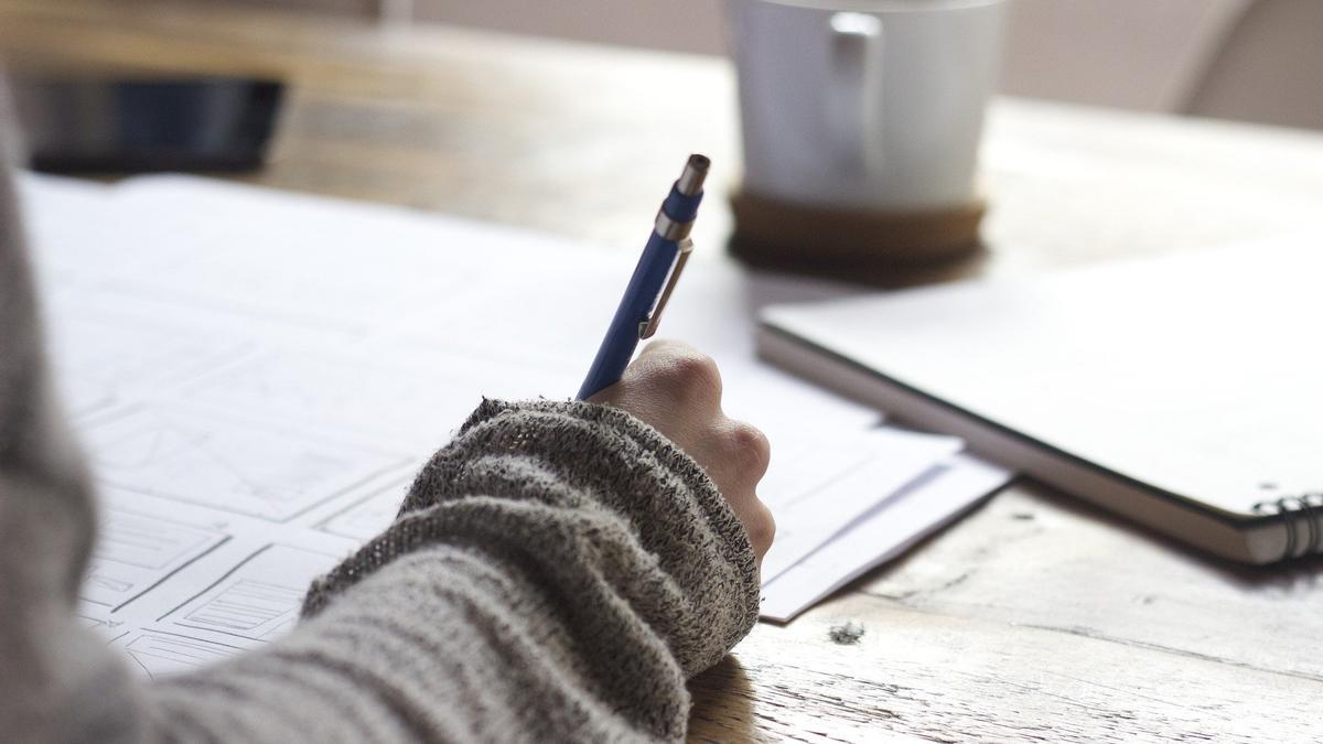 Una mujer escribiendo.