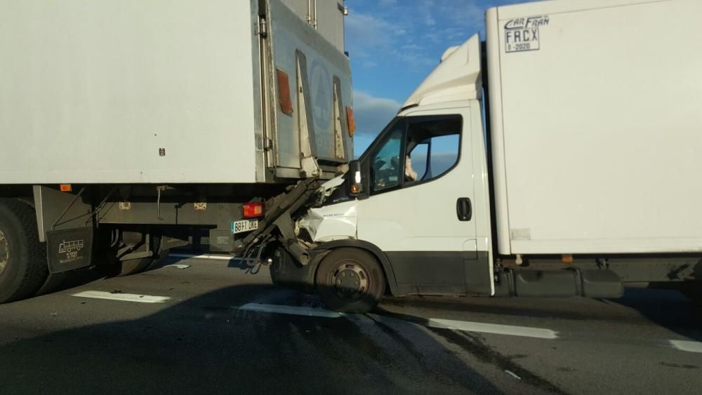 Accidente múltiple en la autopista "Y"