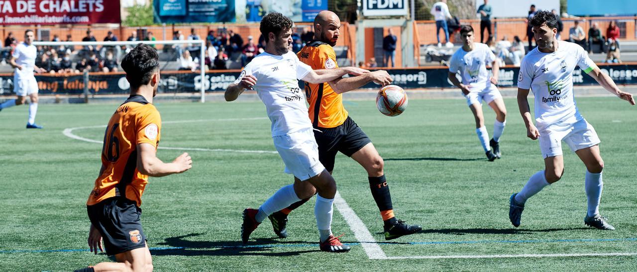 El Olímpic lucha por el balón en un partido de esta temporada