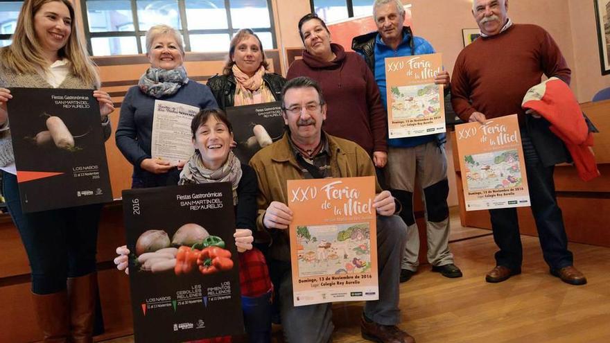 Miembros de festejos de San Martín de Tours y de Apivana, ayer, en la presentación.