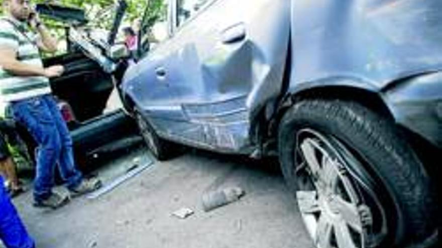Un herido y cinco coches dañados en un aparatoso accidente en Hernán Cortés