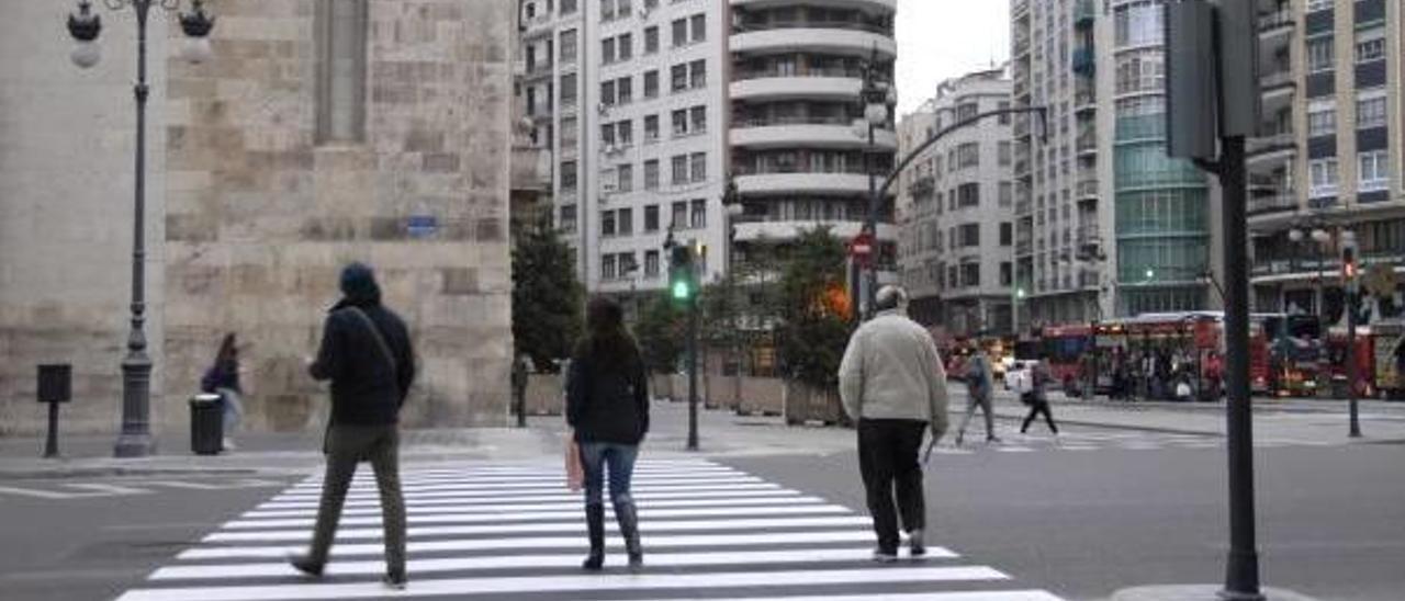 Uno de los nuevos pasos de peaotones que funciona en la plaza de San Agustín.