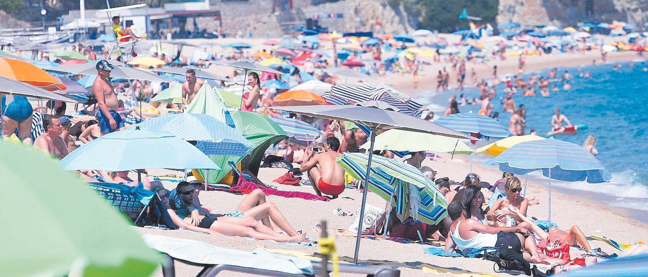 Banyistes a Platja d’Aro a l’estiu.
