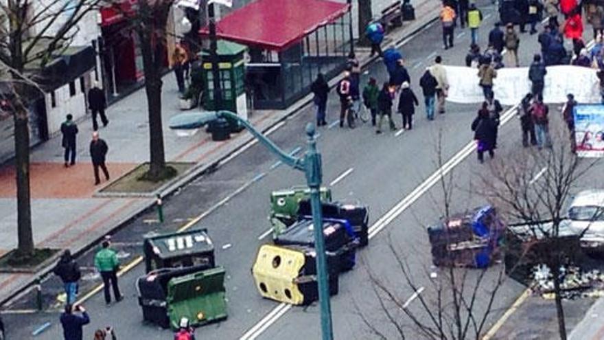 Contenedores cruzados en la Gran Vía de Bilbao