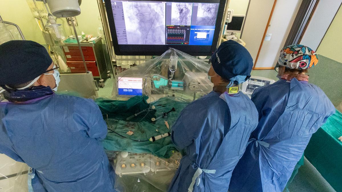 Imagen de una intervención para implantar una válvula cardiaca en el Hospital Doctor Balmis